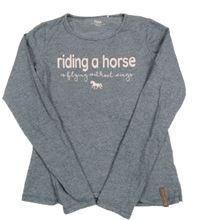 Sivo-biele pruhované tričko s nápisom a koníkem Yigga