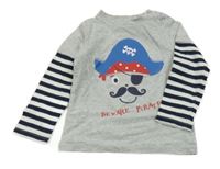 Šedé triko s pruhovanými rukávy a pirátem C&A