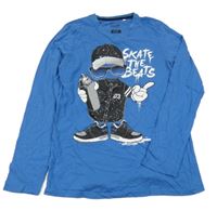 Modré triko s kšiltovkou a teniskami C&A