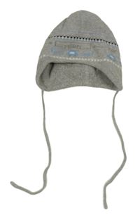Šedá čepice se vzorem 