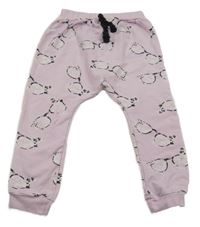 Lila tepláky s okuliarmi