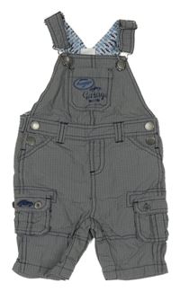 Šedé kostkované plátěné laclové kraťasy a nápisem 