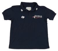Tmavomodré polo tričko s nápismi