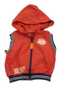 Červená tepláková prepínaci vesta s potlačou a kapucňou