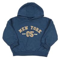 Modrá mikina s nápisom a kapucňou