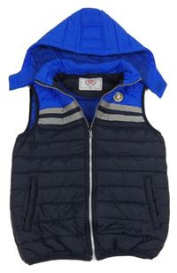 Tmavomodro-safírová prošívaná šusťáková zateplená vesta s nášivkou a pruhy a odepínací kapucí RAMAN KIDS