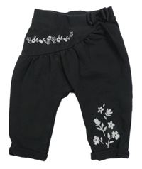 Antracitové tepláky s výšivkami květin Nutmeg