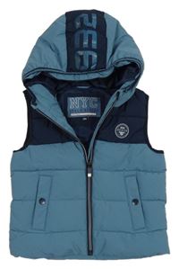 Tmavomodro-modrá šusťáková zateplená vesta s nášivkou a kapucí C&A