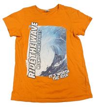 Oranžové tričko so surferom a nápismi Chapter young