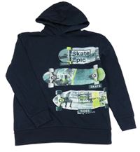 Tmavomodrá mikina so skateboardmi  a kapucňou C&A