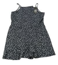 Nové - čierno-biely kvietkovany letný overal s volánikom New Look