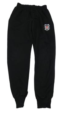 Černé tepláky s nášivkou