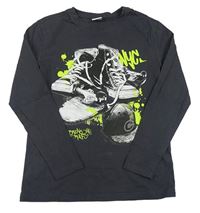 Sivé tričko s topánkami a skateboardom Chapter young