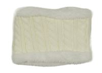 Smetanový vzorovaný pletený nákrčník s kožešinou