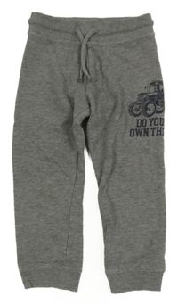 Šedé tepláky s traktorem a nápisem C&A