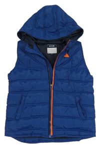 Safírová prošívaná šusťáková zateplená vesta s nášivkou a kapucí KIABI