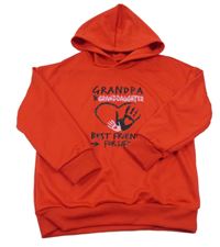 Červená mikina se srdíčky a otisky dlaní a nápisy a kapucí