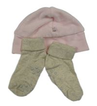 2Set - Světlerůžová sametová čepice Prénatal + smetanovo/šedé melírované ponožky