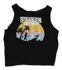 Čierny rebrovaný crop top s palmami a surferom a nápisy - Stranger Things
