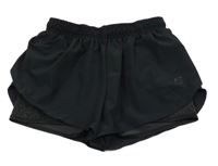 Čierne šušťákové športové kraťasy s všitými elastickými