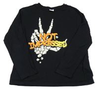 Čierne tričko s nápisom a kostrou ruky Chapter young