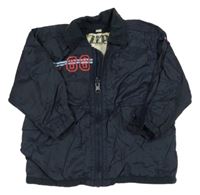 Tmavomodrá šusťáková jarní bunda s číslem 