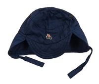 Tmavomodrá šusťáková zateplená čepice s nášivkou 