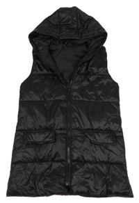 Černá šusťáková prošívaná zateplená vesta s kapucí Dunnes
