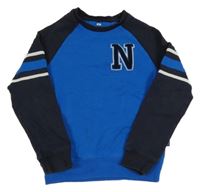 Modro-tmavomodrá mikina s písmenkem a vzorem a pruhy we