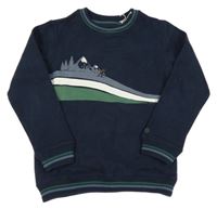 Tmavomodrá mikina s lyžařem a horami a lesem a pruhy FAT FACE