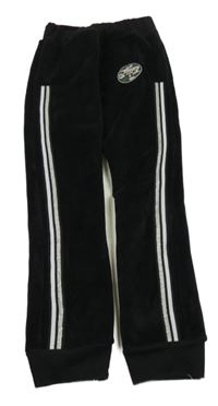 Čierne zamatové tepláky s pruhom a nášivkou