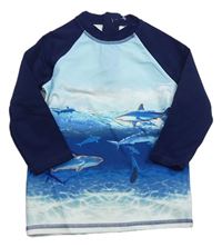 Světlemodro-b ílo-modro-tmavomodré UV tričko so žralokmi