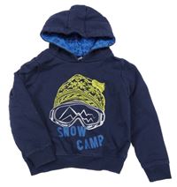 Tmavomodrá mikina s tištěnou čepicí a lyžiarskými okuliarmi a nápismi a kapucňou lupilu