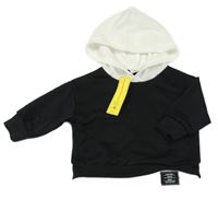 Nové - čierno-biela mikina s vreckom a kapucňou SHEIN