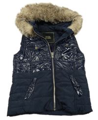 Tmavomodrá šusťákovo/koženková zateplená vesta s kapucí s kožešinou River Island