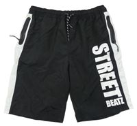 Černo-bílé plážové kraťasy s nápisem Chapter Young