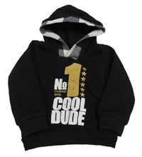 Čierna mikina s nápisom a číslom a kapucňou