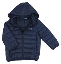 Tmavomodrá šusťáková zateplená bunda s kapucí 