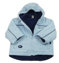 Světlemodrá šusťáková zateplená bunda s nápisem a kapucí 