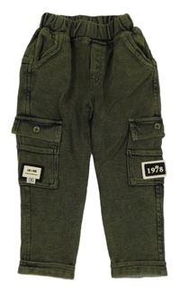 Khaki-černé tepláky s kapsami a nášivkami