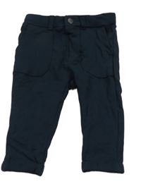 Tmavomodré tepláky name it.