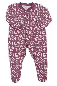 Švestkový overal s bílými číslicemi