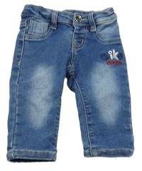 Modré teplákové rifle s nápisom