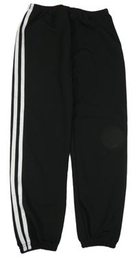 Čierne športové tepláky s pruhmi