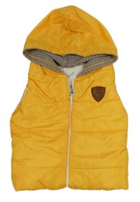 Žltá šušťáková zateplená vesta s nášivkou a kapucňou