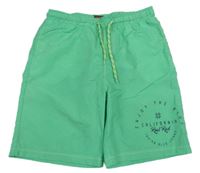 Světlezelené plážové kraťasy s nápisem