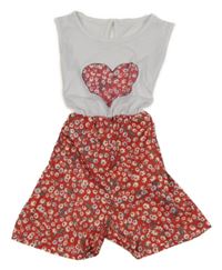 Bílo-červený květovaný kraťasový overal se srdcem 