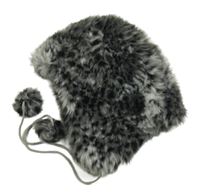 Šedo-černá vzorovaná kožešinová beranice s bambulemi