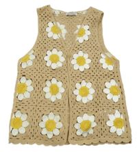 Hnedá perforovaná svetrová vesta s kvetinami Primark