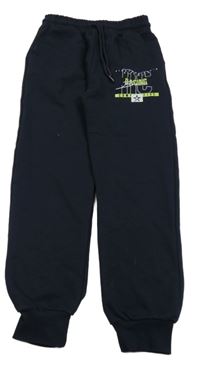 Tmavomodré tepláky s nápisy 